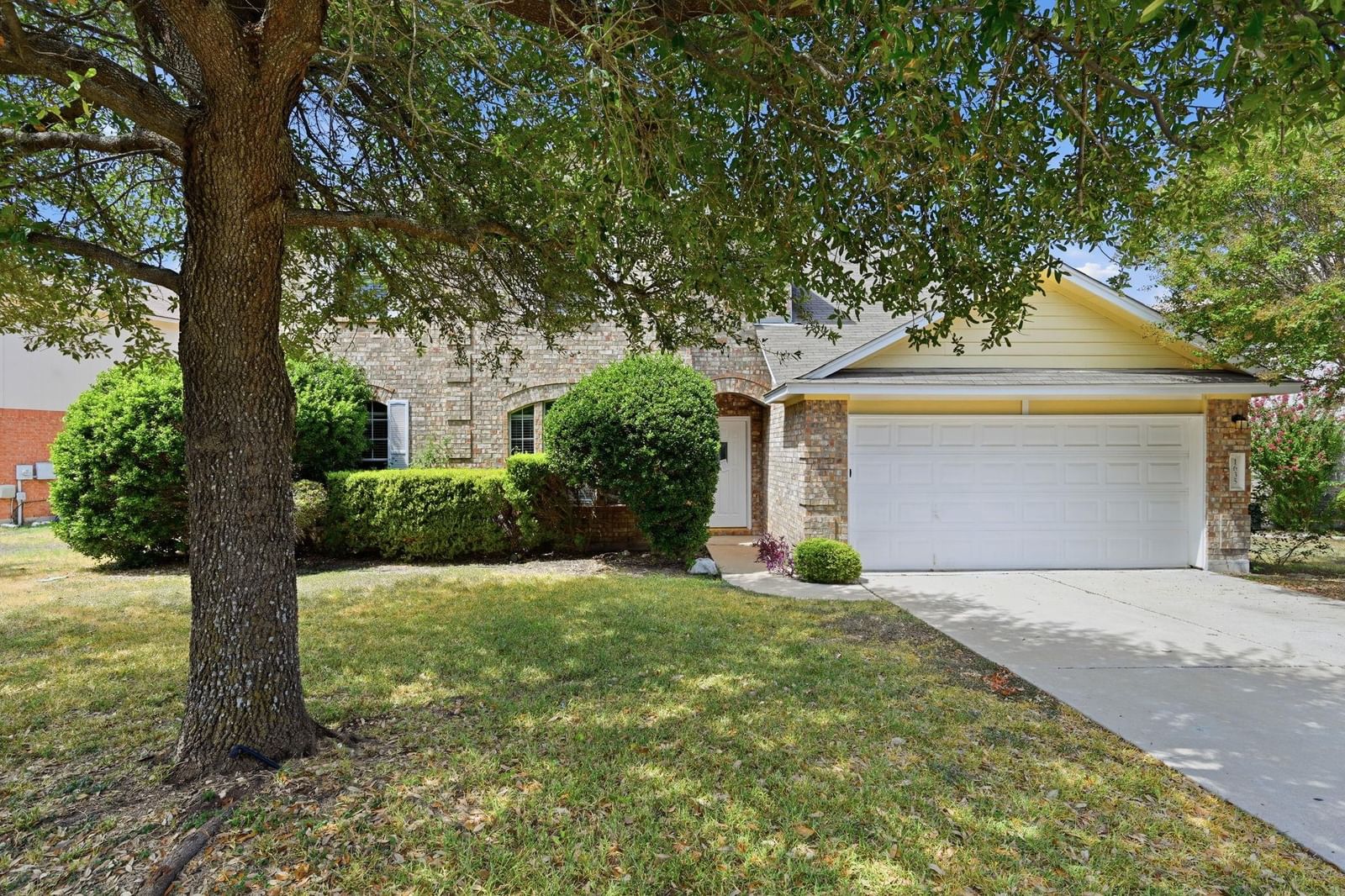 1635 Abbey LN - Photo 1