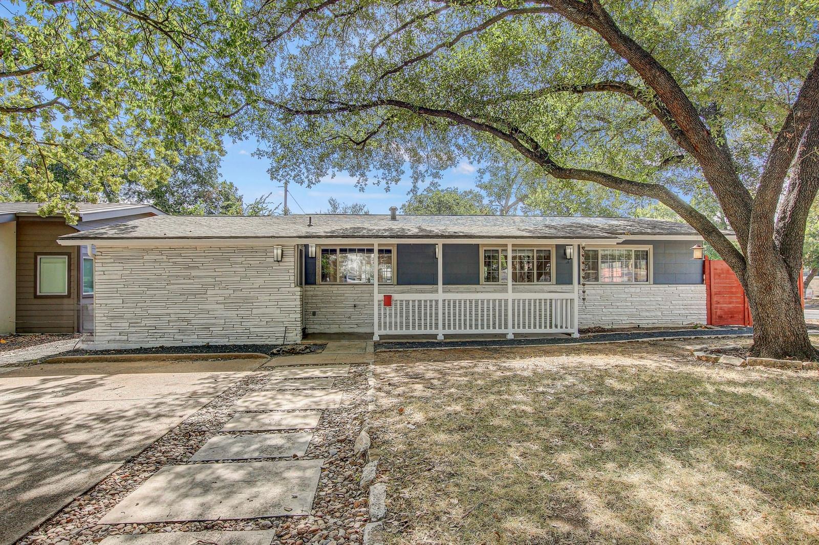 4501 Oakmont BLVD - Photo 1