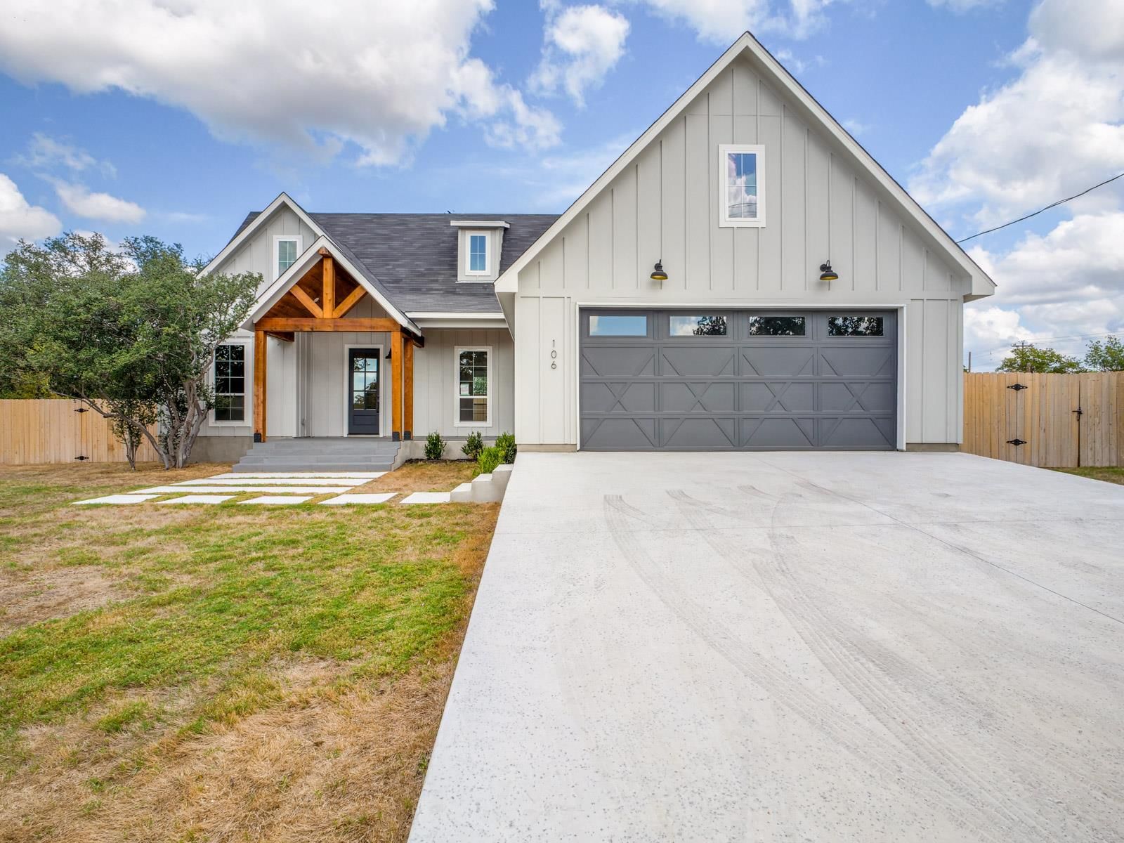 106 W Briar DR - Photo 1