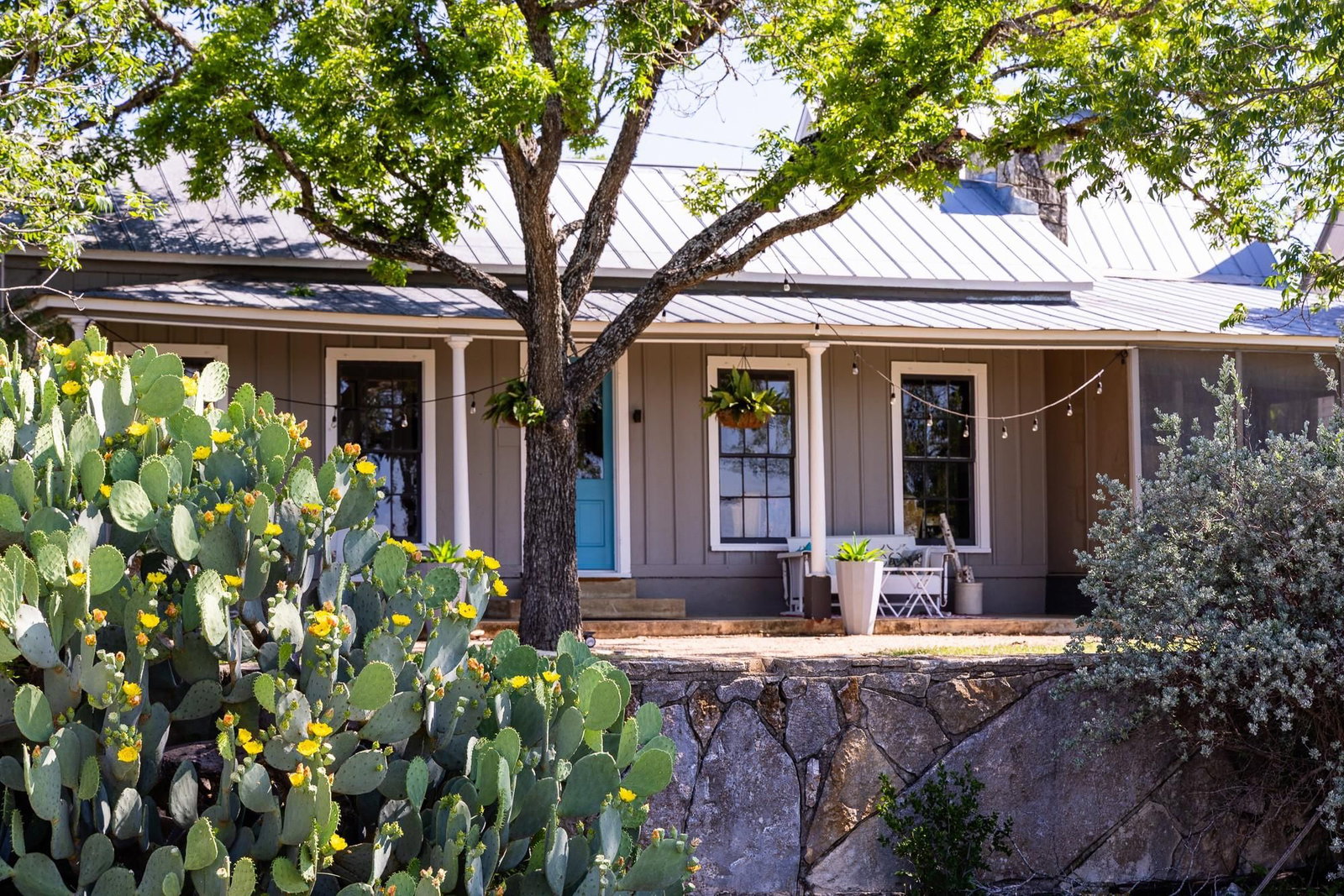 684 Stoneleigh RD - Photo 1