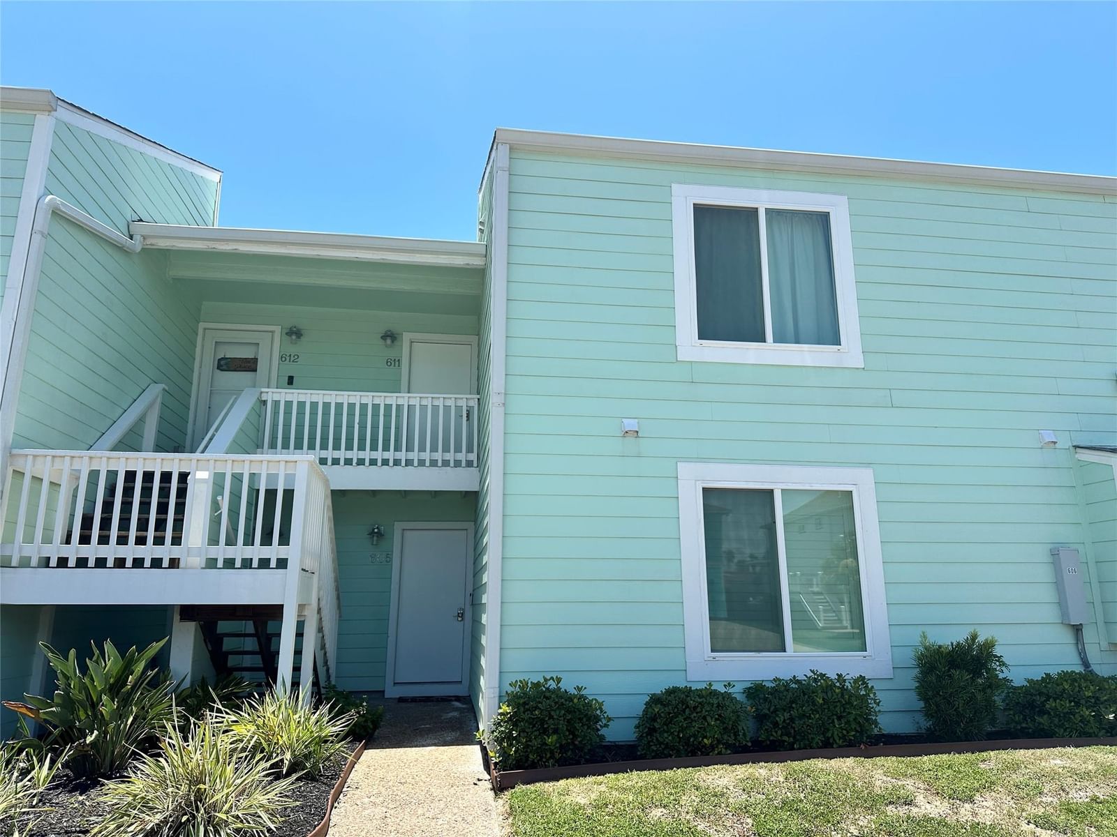 611 Lauderdale DR - Photo 1