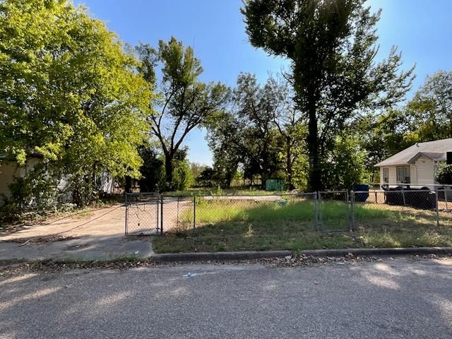 1005 8th ST - Photo 1