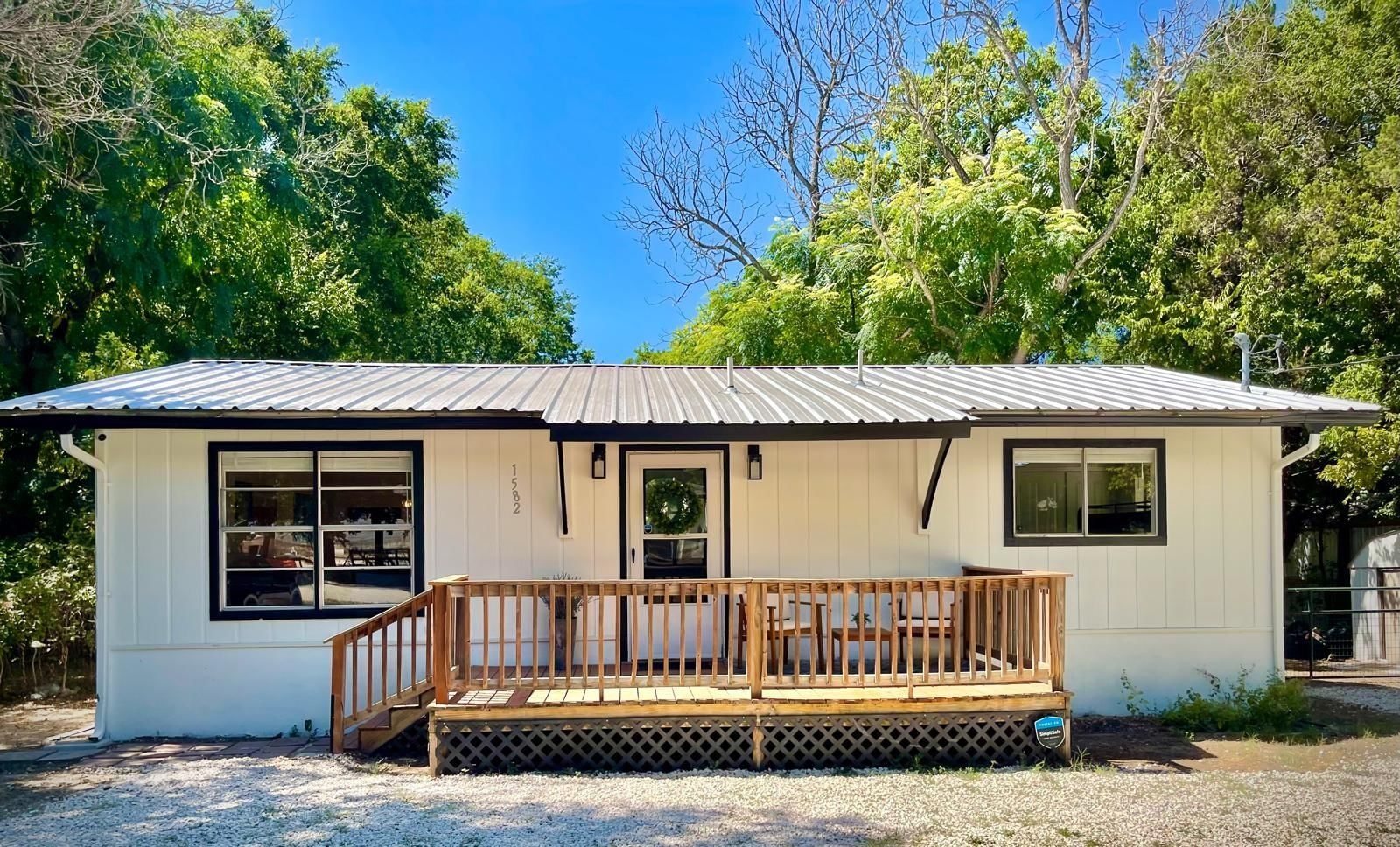 1582 Valley DR - Photo 1