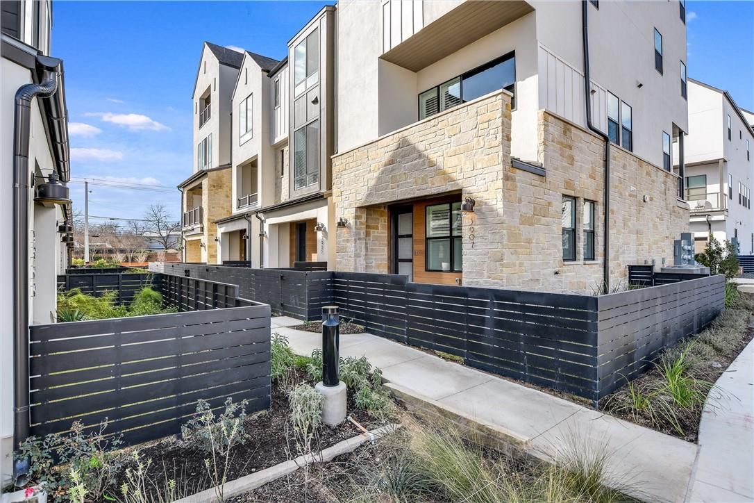 3905 Vantage DR - Photo 1