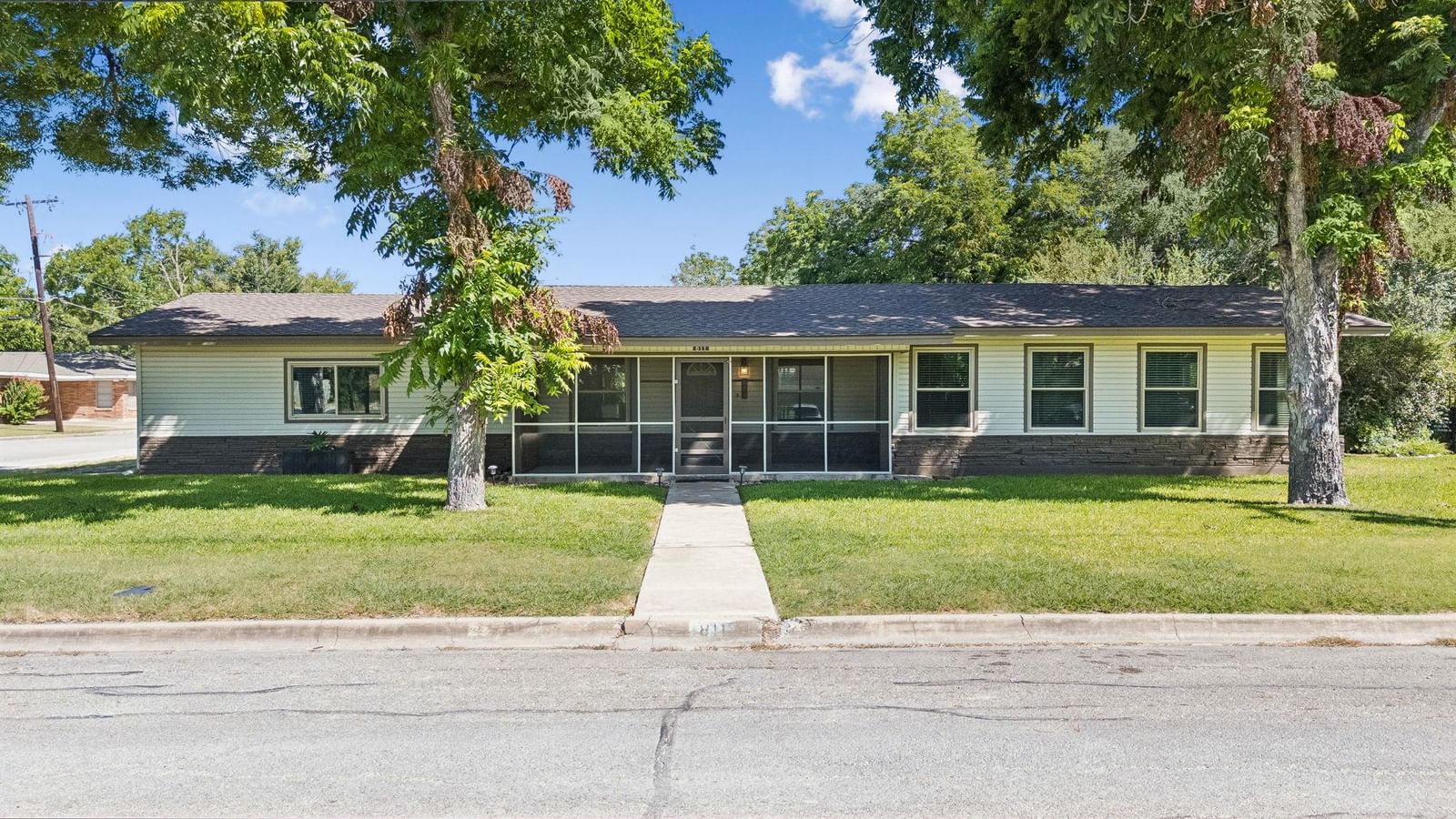 811 Nixon ST - Photo 1