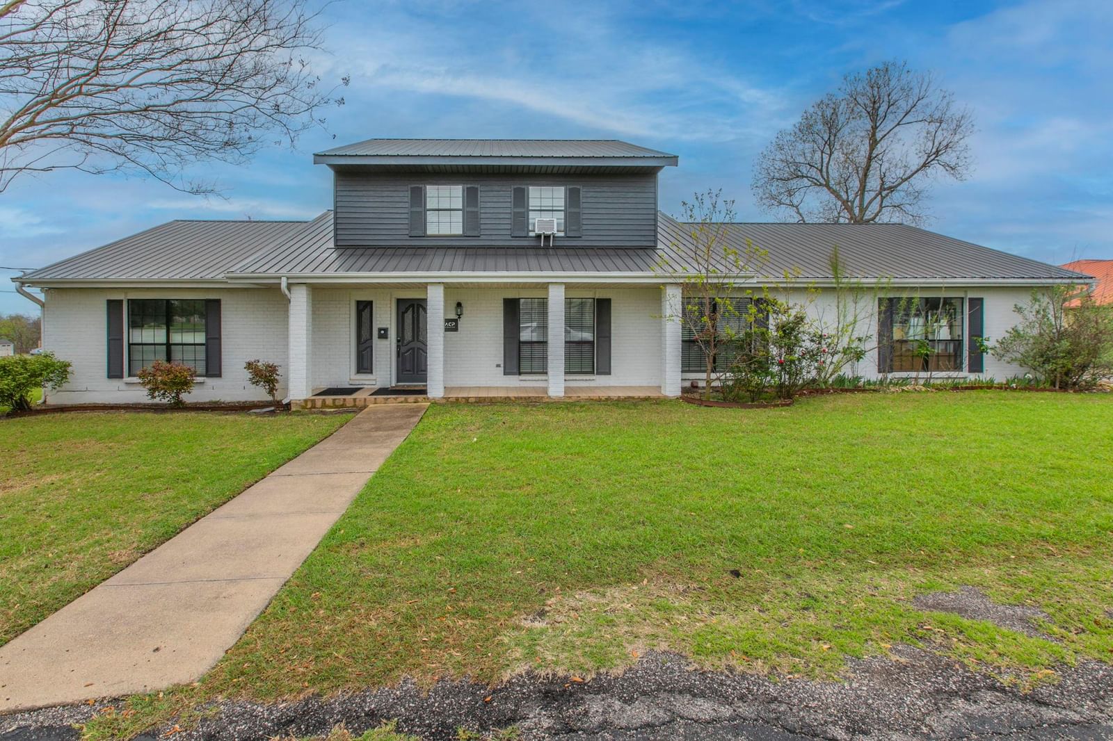 3809 Doris LN - Photo 1