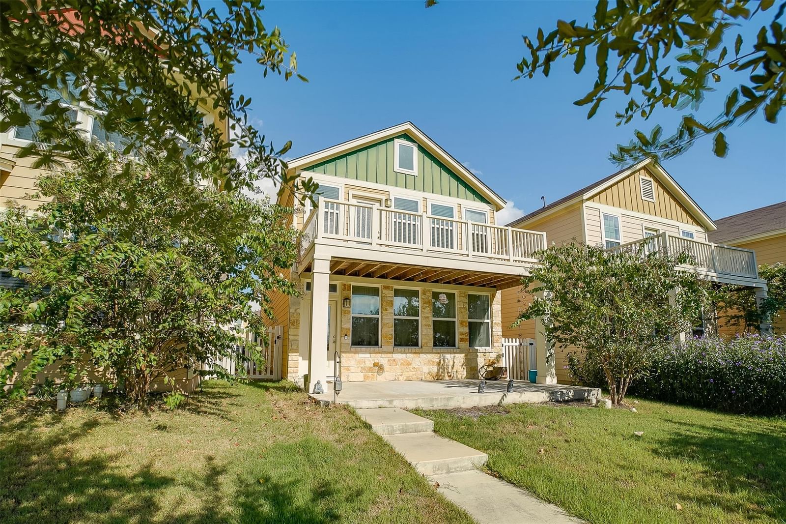 208 Martha LN - Photo 1