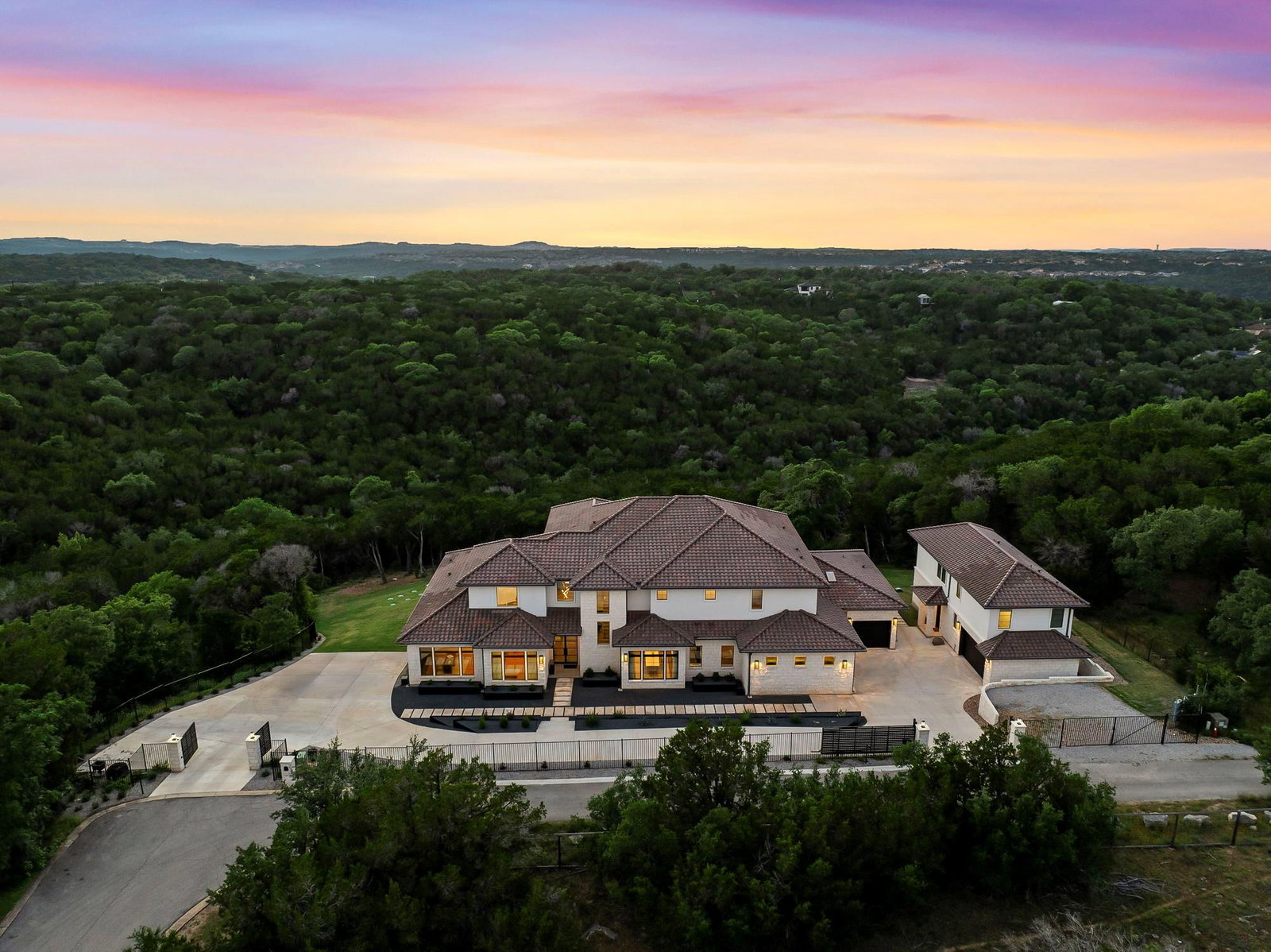 10211 Thistle RDG - Photo 1