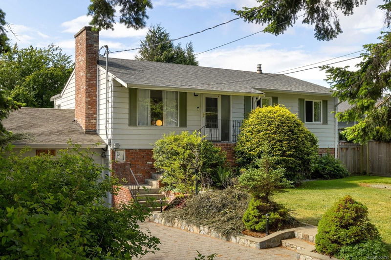 2495 Beaufort Rd, Sidney, British Columbia