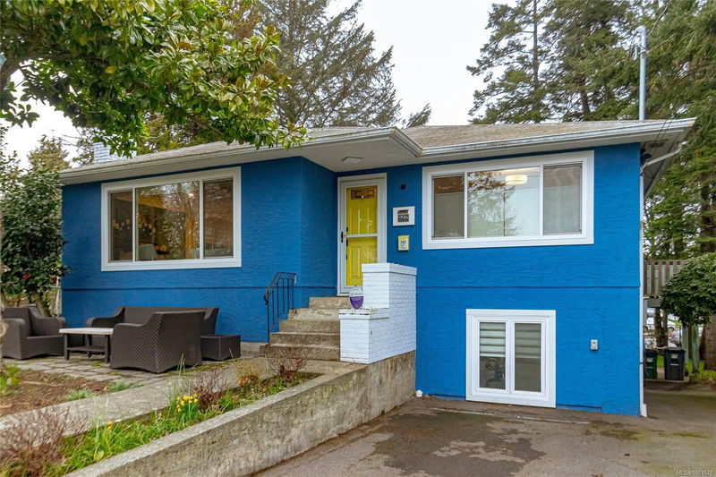 906 Mcadoo Pl, Saanich, British Columbia
