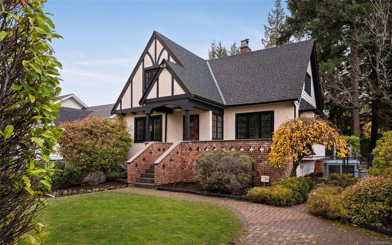 {"zip":"V8Y 1X2","area":"Capital Regional District","city":"Saanich","state":"BC","country":null,"district":null,"addressKey":"5208delmonteavenuesaanich","streetName":"Del Monte","unitNumber":null,"neighborhood":"SE Cordova Bay","streetNumber":"5208","streetSuffix":"Ave","communityCode":null,"streetDirection":null,"majorIntersection":null,"streetDirectionPrefix":null}