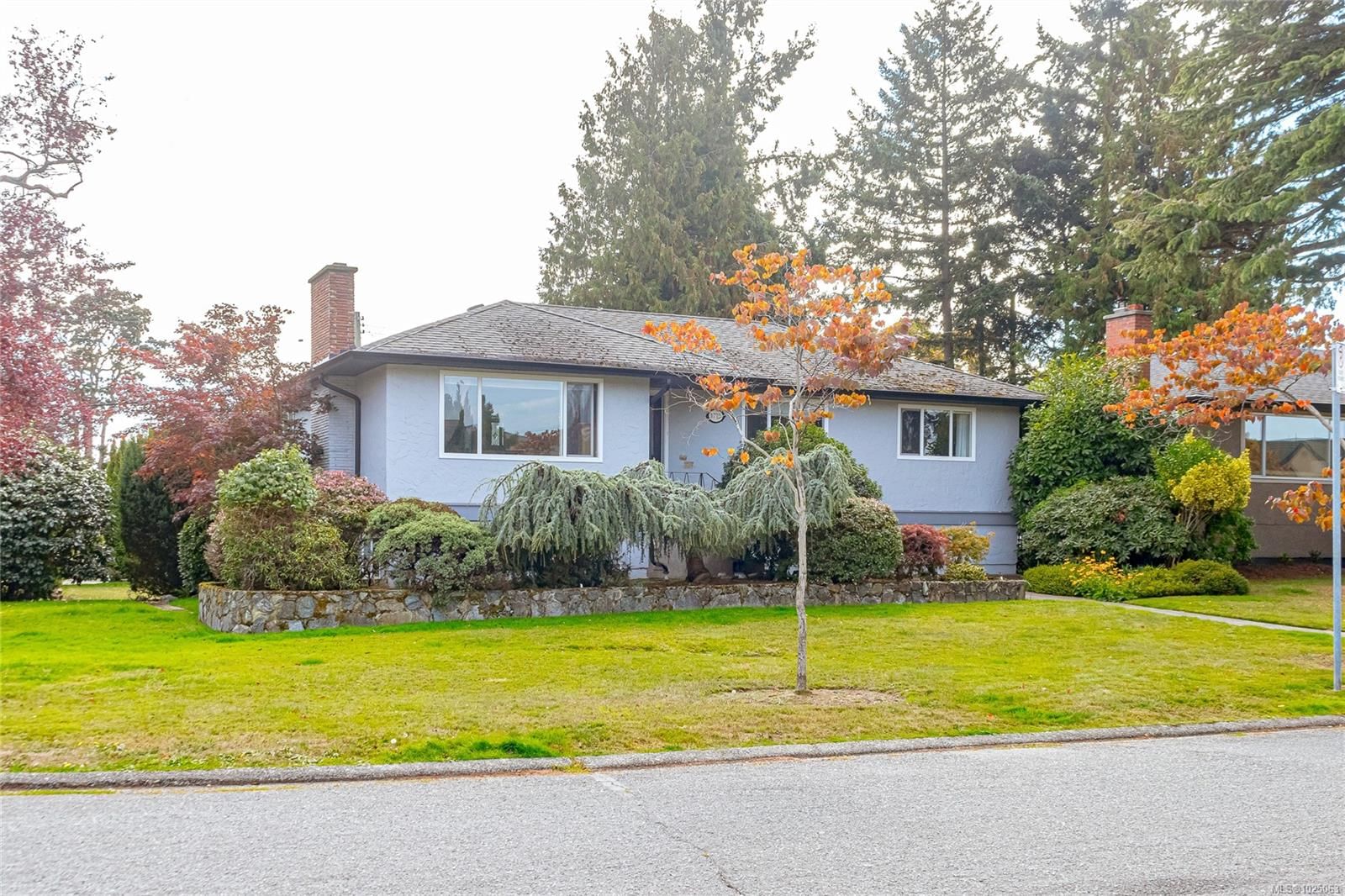 {"zip":"V8R 3E7","area":"Capital Regional District","city":"Saanich","state":"BC","country":null,"district":null,"addressKey":"1723taylorstreetsaanich","streetName":"Taylor","unitNumber":null,"neighborhood":"SE Camosun","streetNumber":"1723","streetSuffix":"St","communityCode":null,"streetDirection":null,"majorIntersection":null,"streetDirectionPrefix":null}