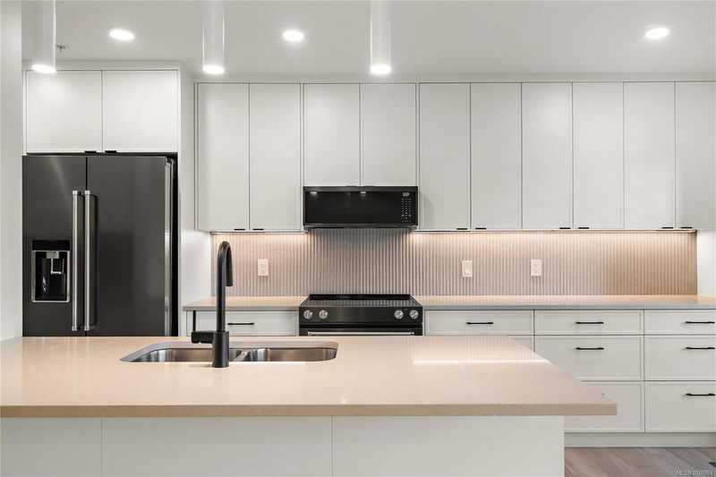 1102 Esquimalt Rd #TH4, Esquimalt, British Columbia