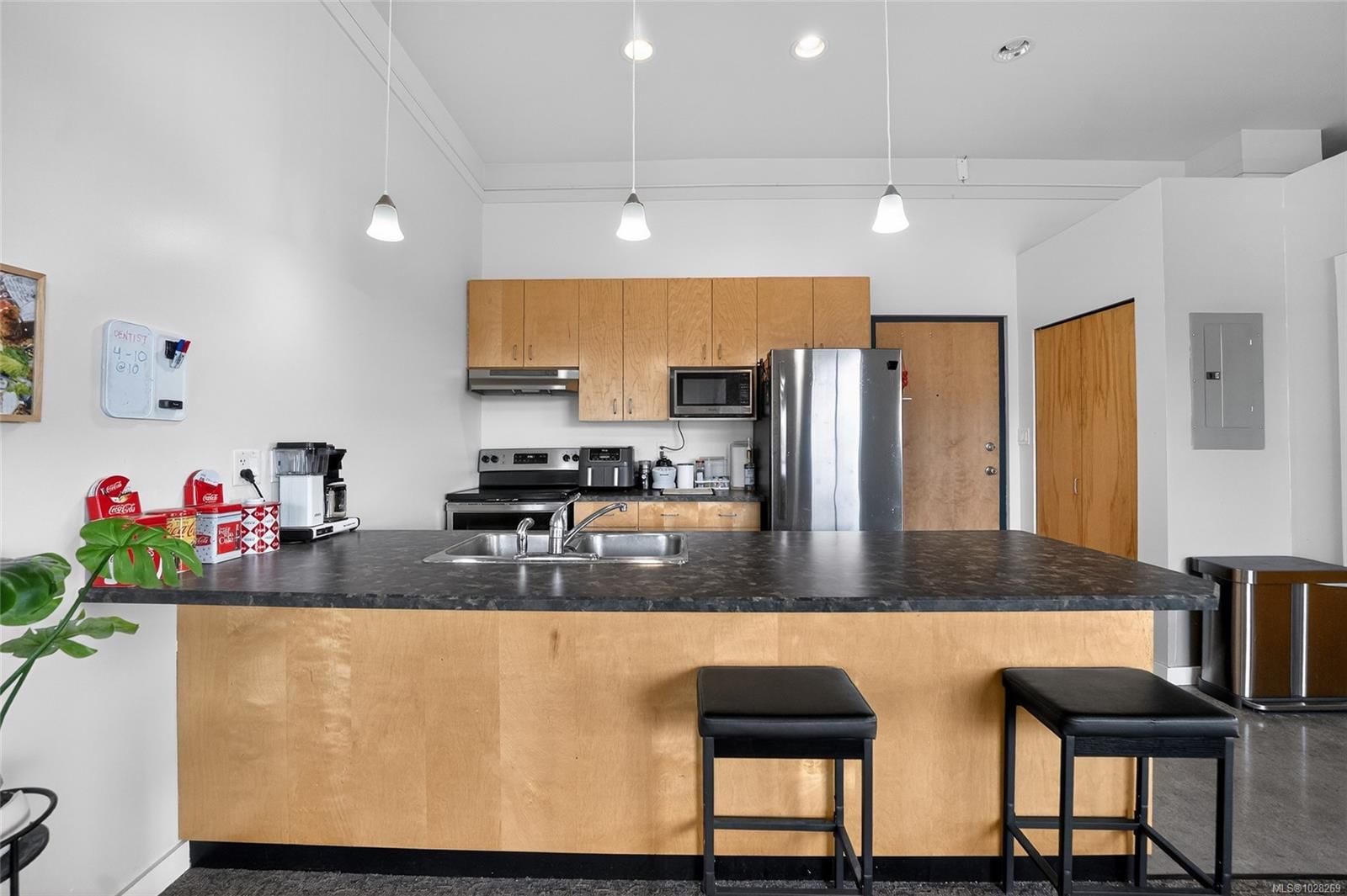 304 1801 Bowen Rd property photo