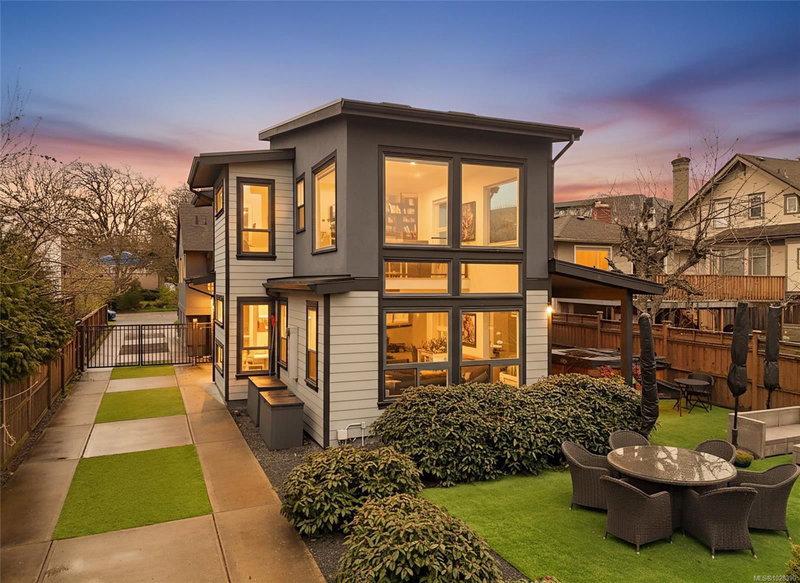 838 Old Esquimalt Rd, Esquimalt, British Columbia