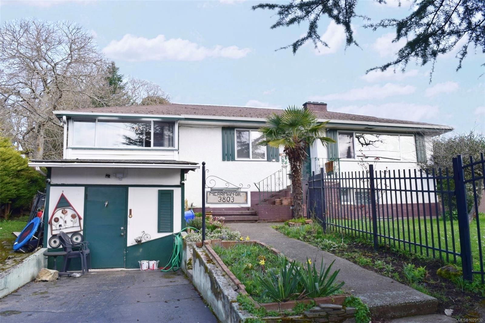 {"zip":"V8P 2S9","area":"Capital Regional District","city":"Saanich","state":"BC","country":null,"district":null,"addressKey":"3803merrimandrivesaanich","streetName":"Merriman","unitNumber":null,"neighborhood":"SE Cedar Hill","streetNumber":"3803","streetSuffix":"Dr","communityCode":null,"streetDirection":null,"majorIntersection":null,"streetDirectionPrefix":null}