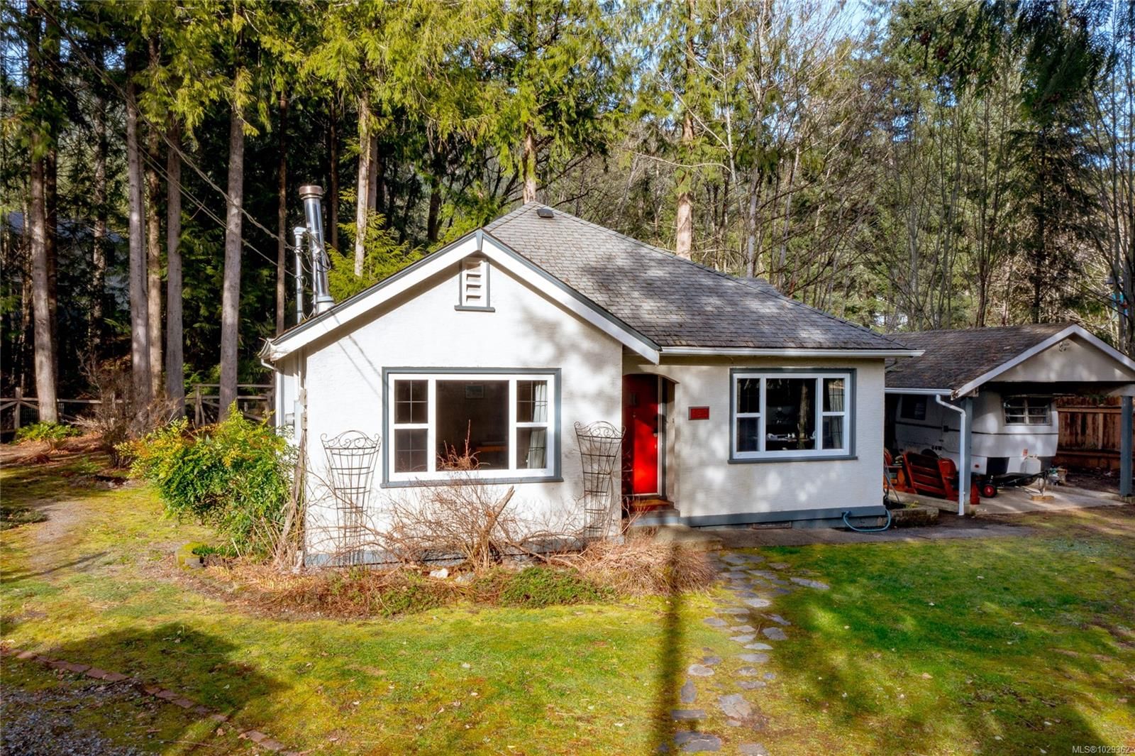 {"zip":"V0R 2G0","area":"Lake Cowichan, Town of","city":"Lake Cowichan","state":"BC","country":null,"district":null,"addressKey":"195johnsonplacelakecowichan","streetName":"Johnson","unitNumber":null,"neighborhood":"Du Lake Cowichan","streetNumber":"195","streetSuffix":"Pl","communityCode":null,"streetDirection":null,"majorIntersection":null,"streetDirectionPrefix":null}
