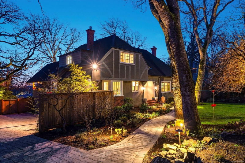 995 Terrace Ave, Victoria, British Columbia