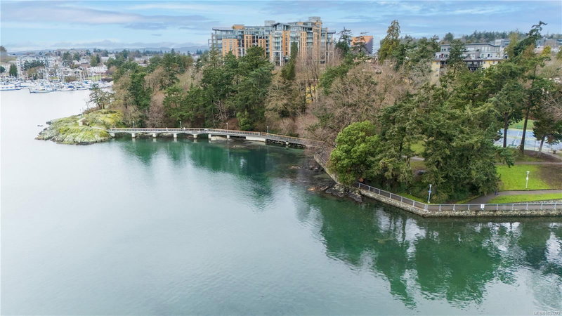 532 Bowlsby Pl, Victoria, British Columbia