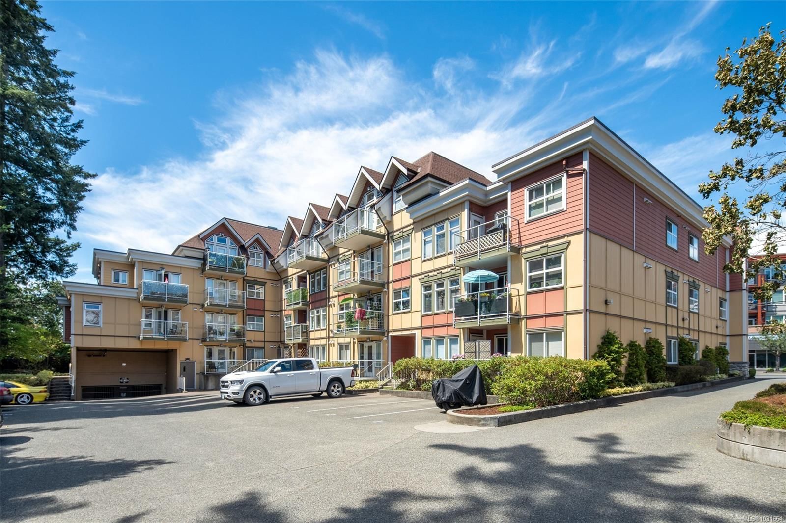 663 Goldstream Ave #205