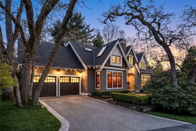 2096 Falkland Pl, Oak Bay