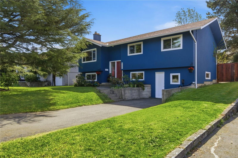 541 Warren Ave, Saanich, British Columbia