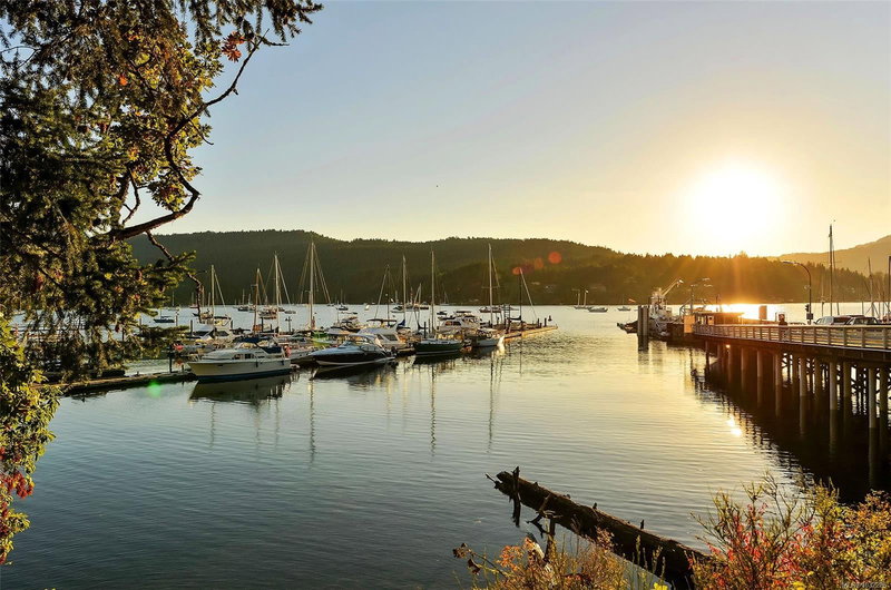 7037 Wallace Dr, Central Saanich, British Columbia