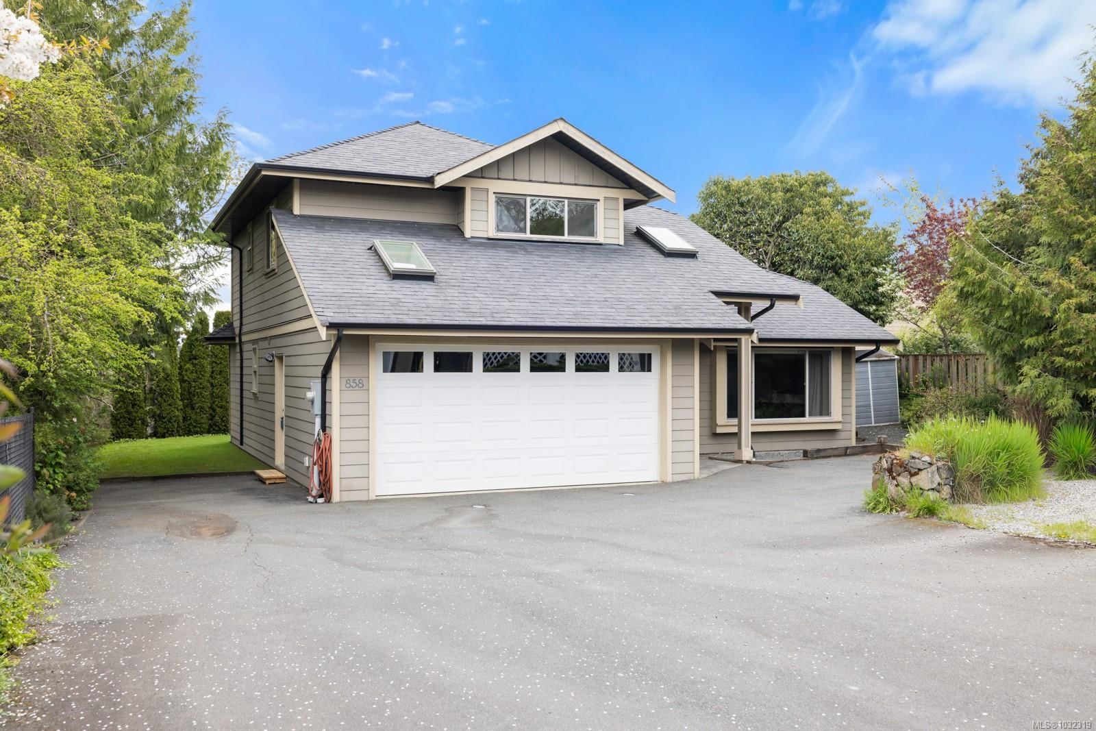858 Selkirk Ave