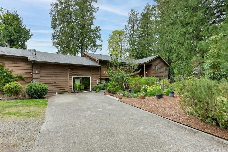 9236 Pinetree Rd, North Saanich, British Columbia