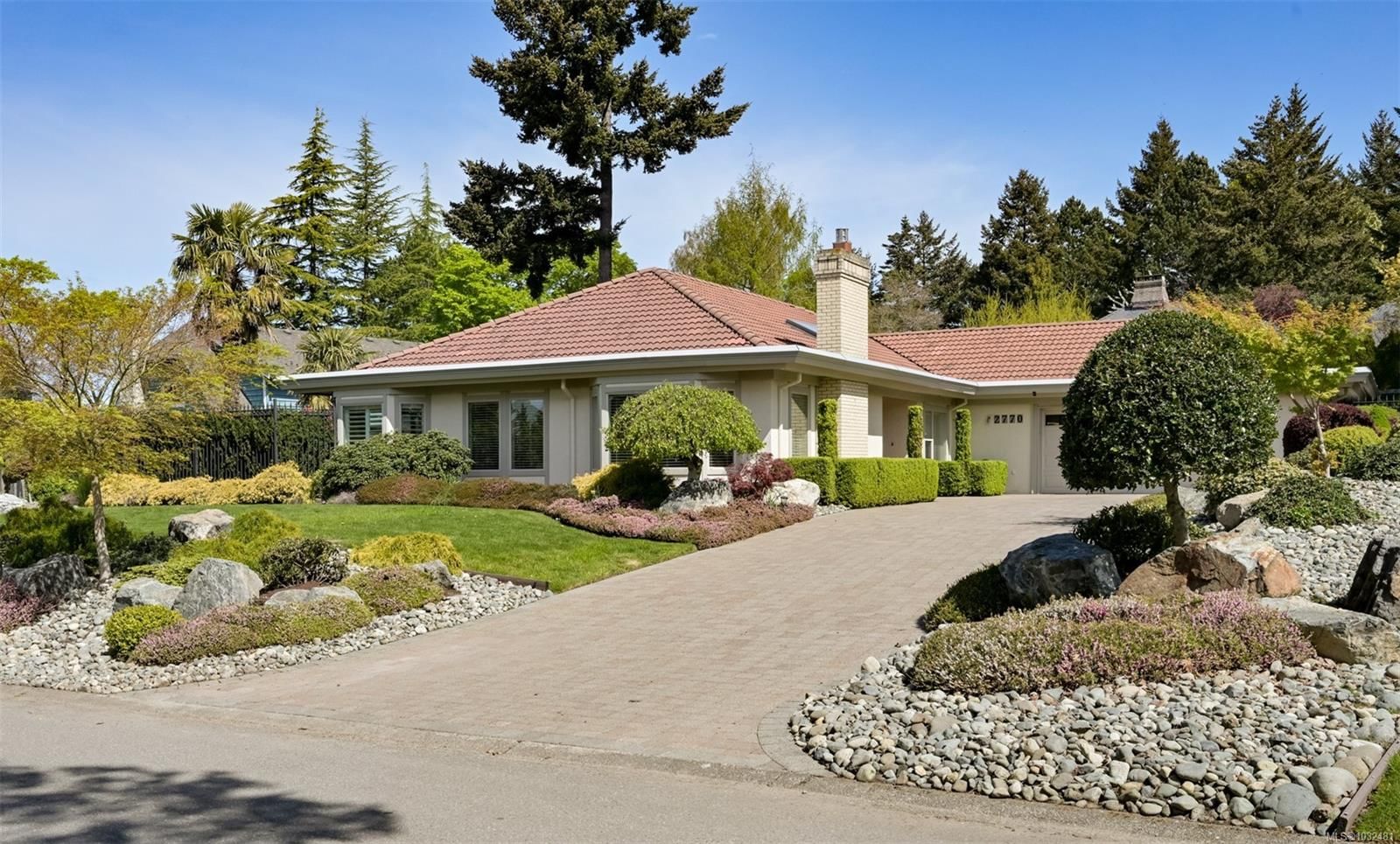 2770 Arbutus Rd