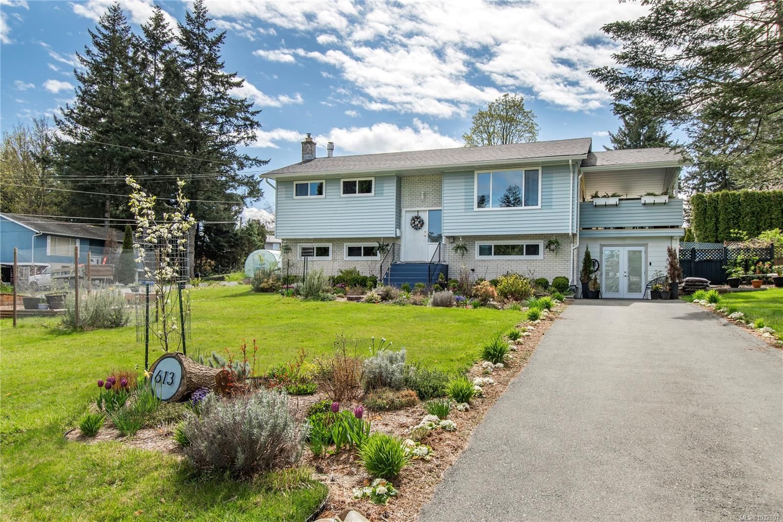 {"zip":"V9M 2L8","area":"Comox, Town of","city":"Comox","state":"BC","country":null,"district":null,"addressKey":"613nootkastreetcomox","streetName":"Nootka","unitNumber":null,"neighborhood":"CV Comox (Town of)","streetNumber":"613","streetSuffix":"St","communityCode":null,"streetDirection":null,"majorIntersection":null,"streetDirectionPrefix":null}