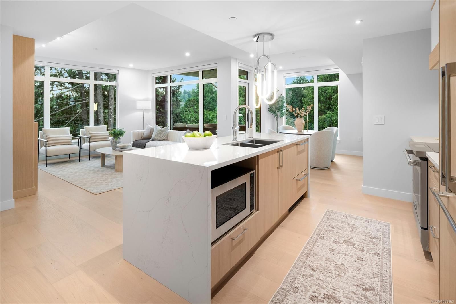 203 5229 Cordova Bay Rd