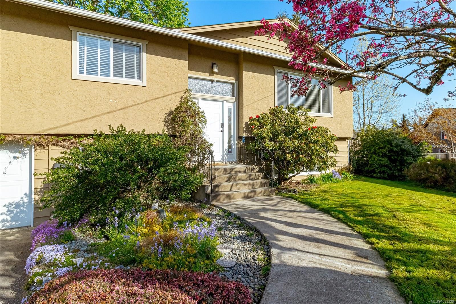 {"zip":"V9L 4A6","area":"North Cowichan, Municipality of","city":"Duncan","state":"BC","country":null,"district":null,"addressKey":"3141highfieldroadduncan","streetName":"Highfield","unitNumber":null,"neighborhood":"Du West Duncan","streetNumber":"3141","streetSuffix":"Rd","communityCode":null,"streetDirection":null,"majorIntersection":null,"streetDirectionPrefix":null}