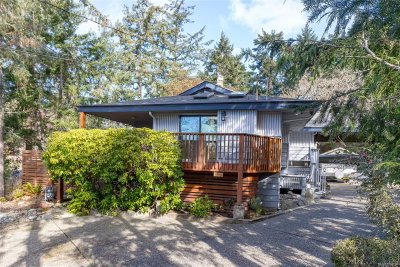2660 MacDonald Dr, Saanich