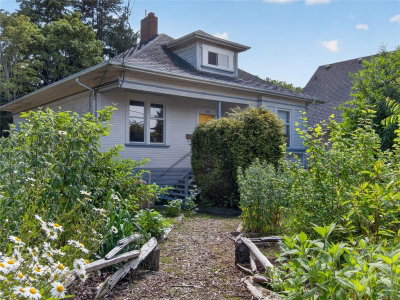 1215 Queens Ave, Victoria