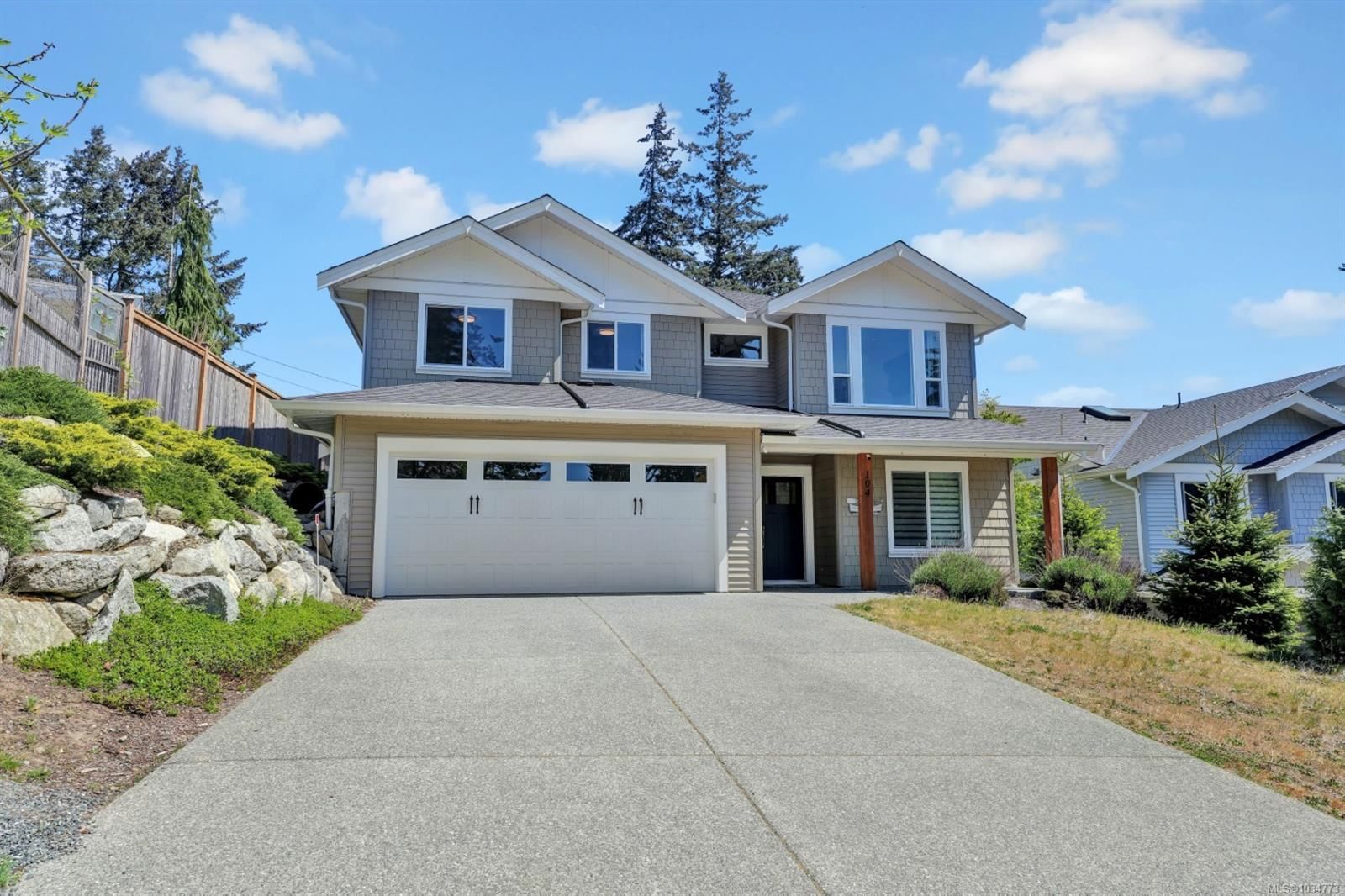 104 Golden Oaks Cres