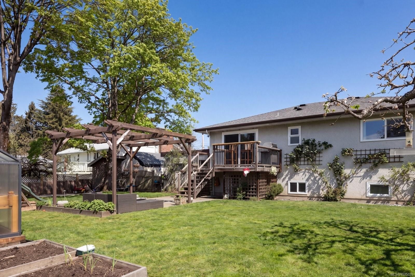 {"zip":"V8Z 2X8","area":"Capital Regional District","city":"Saanich","state":"BC","country":null,"district":null,"addressKey":"1233royroadsaanich","streetName":"Roy","unitNumber":null,"neighborhood":"SW Northridge","streetNumber":"1233","streetSuffix":"Rd","communityCode":null,"streetDirection":null,"majorIntersection":null,"streetDirectionPrefix":null}