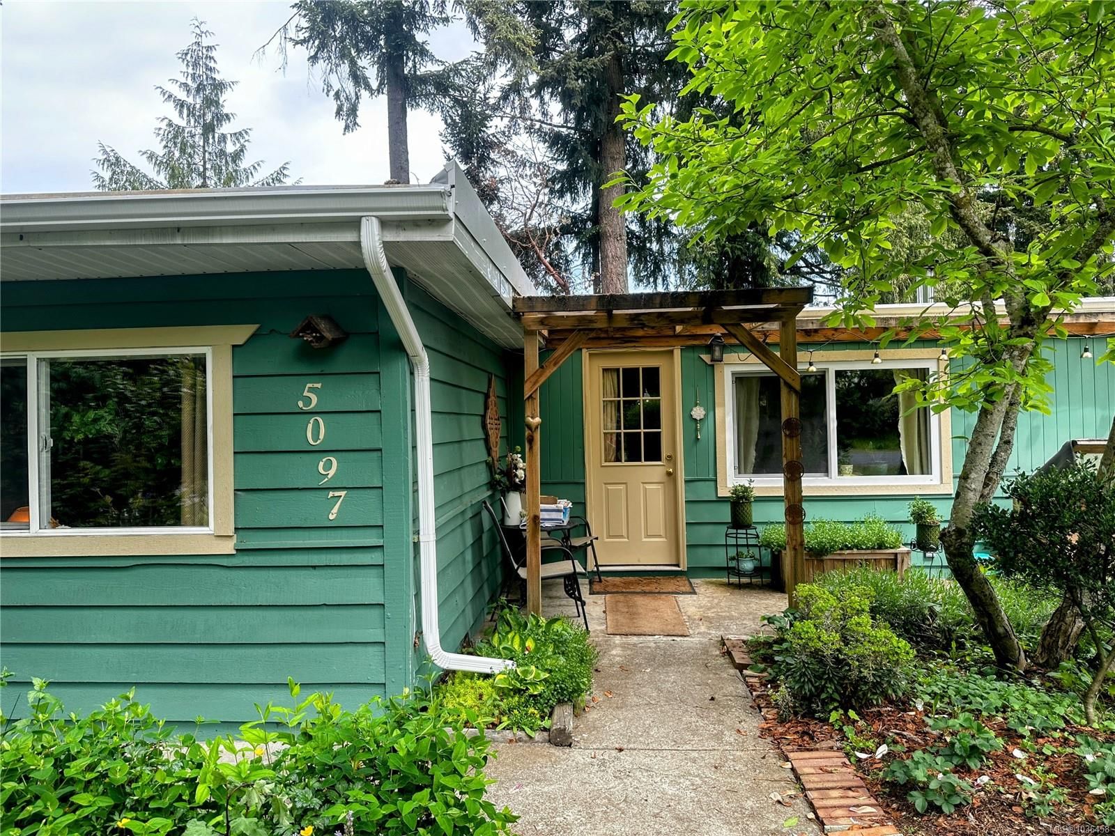 {"zip":"V9G 1J4","area":"Cowichan Valley Regional District","city":"Ladysmith","state":"BC","country":null,"district":null,"addressKey":"5097grouhelroadladysmith","streetName":"Grouhel","unitNumber":null,"neighborhood":"Du Ladysmith","streetNumber":"5097","streetSuffix":"Rd","communityCode":null,"streetDirection":null,"majorIntersection":null,"streetDirectionPrefix":null}