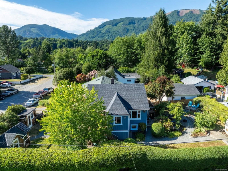 37 Cowichan Ave W, Lake Cowichan, British Columbia