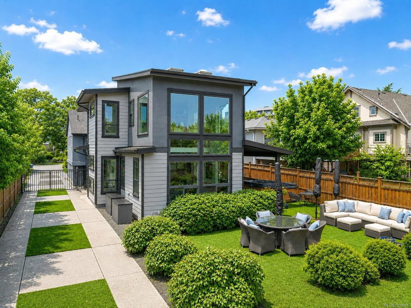 838 Old Esquimalt Rd, Esquimalt, British Columbia