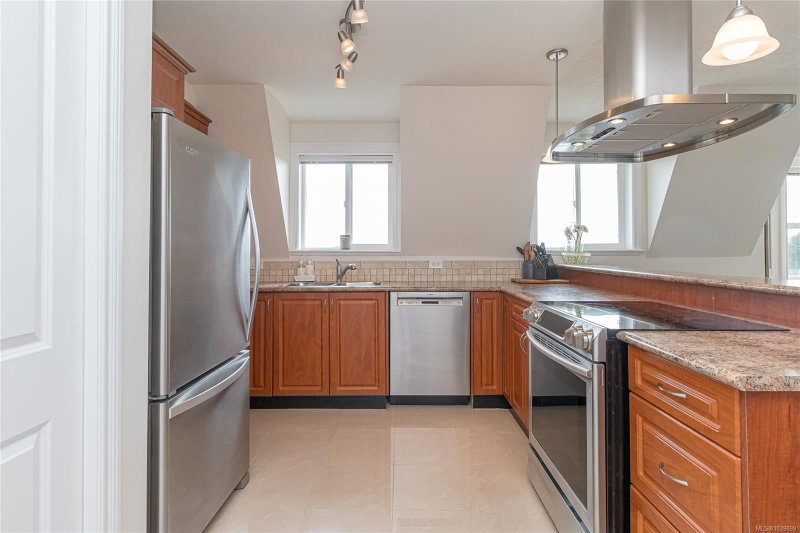 4536 Viewmont Ave ##406, Saanich, British Columbia