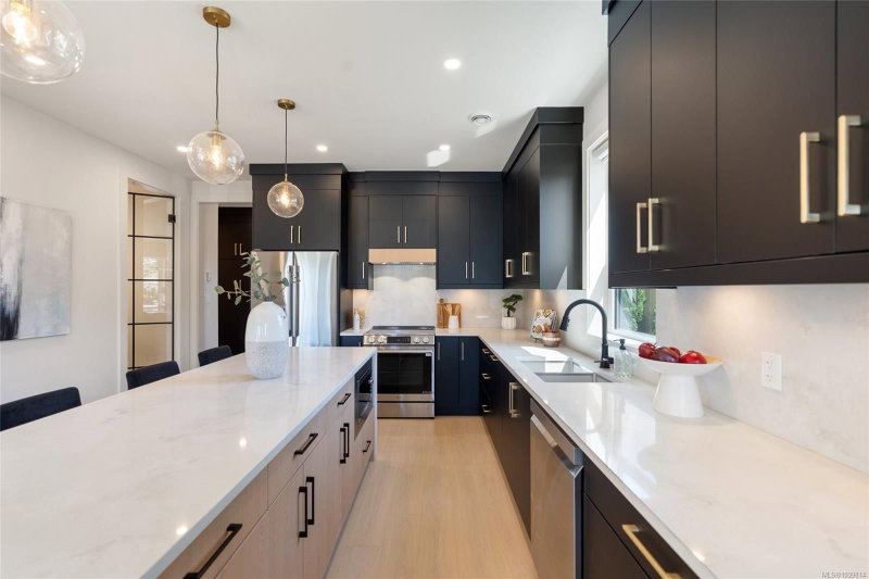588 Whiteside St ##2, Saanich, British Columbia