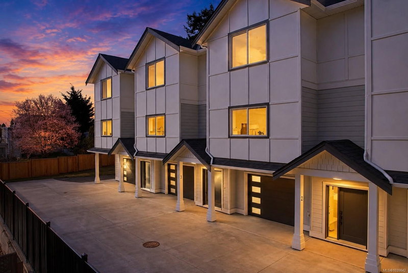 621 Broadway St ##2, Saanich, British Columbia