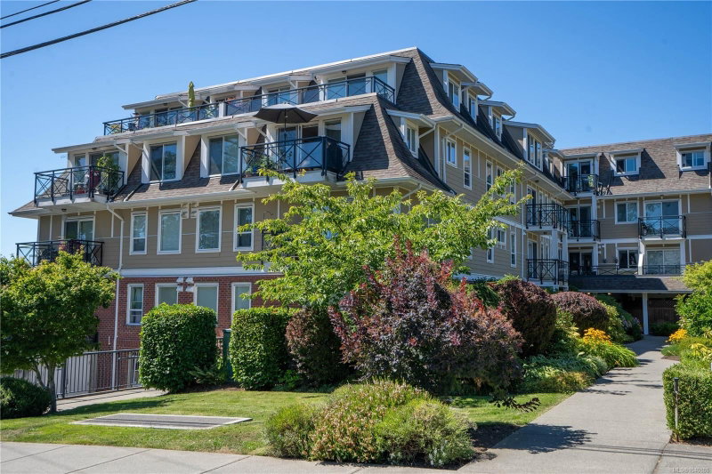4536 Viewmont Ave ##204, Saanich, British Columbia