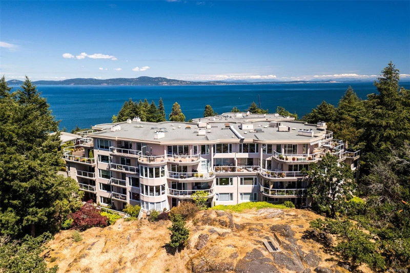 2829 Arbutus Rd ##PH52, Saanich, British Columbia