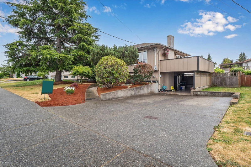 1571 Kenmore Rd, Saanich, British Columbia