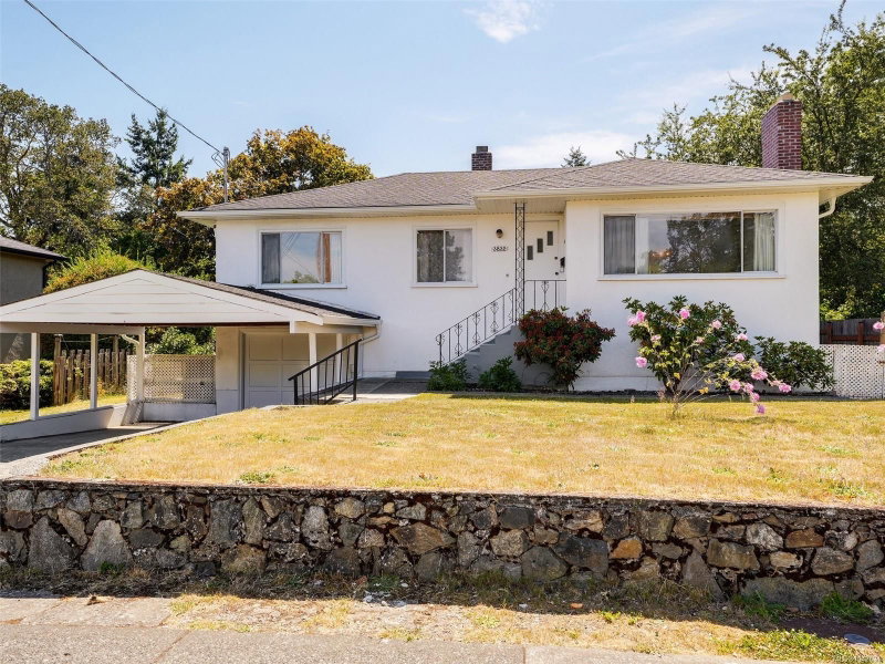 3832 Carey Rd, Saanich, British Columbia