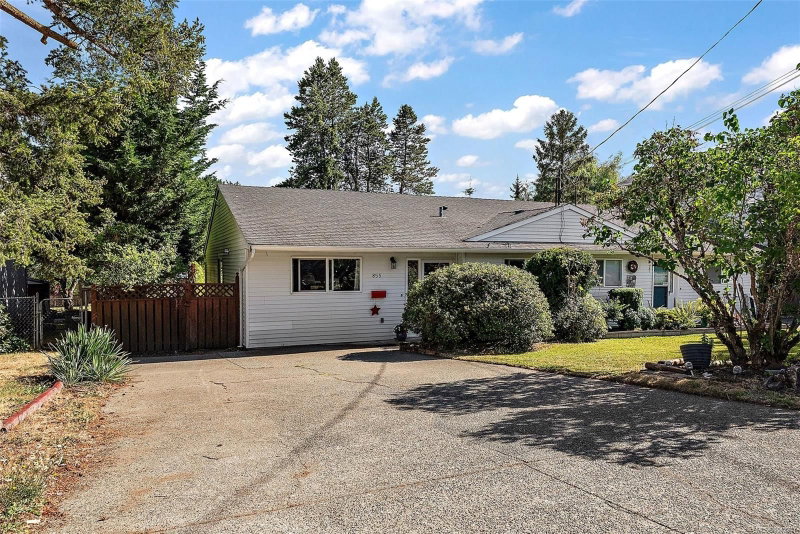 855 Sevenoaks Rd, Saanich, British Columbia