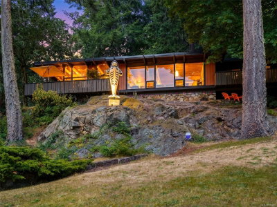 945 Deerwood Pl, Saanich