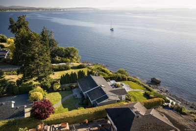 8585 Lochside Dr, North Saanich